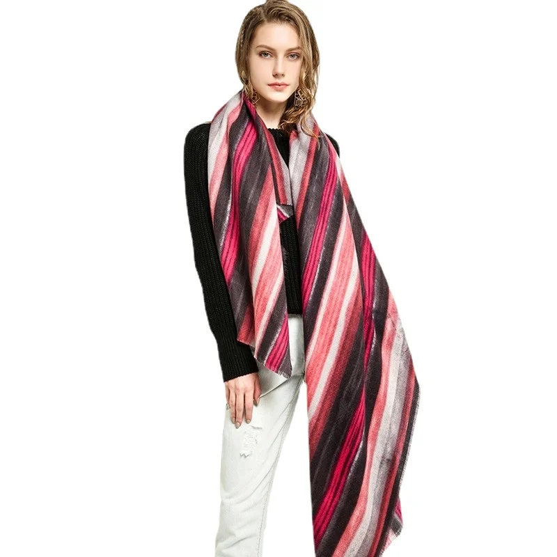 Акриловый женский шарф с радужным узором теплый и удобный в европейском