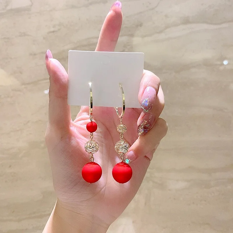 

The new South Korean Version of the S925 silver needle long creative asymmetric pearl earrings copper micro zircon exquisite red