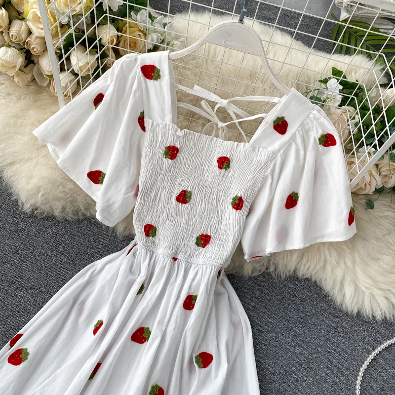 Платье SINGRAIN с вышивкой клубники милое праздничное приталенное платье до колен