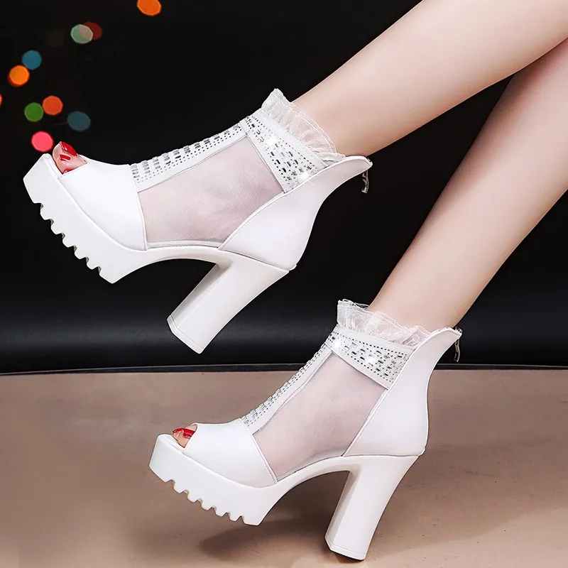 Летние женские босоножки на высоком квадратном каблуке с сеткой платформе