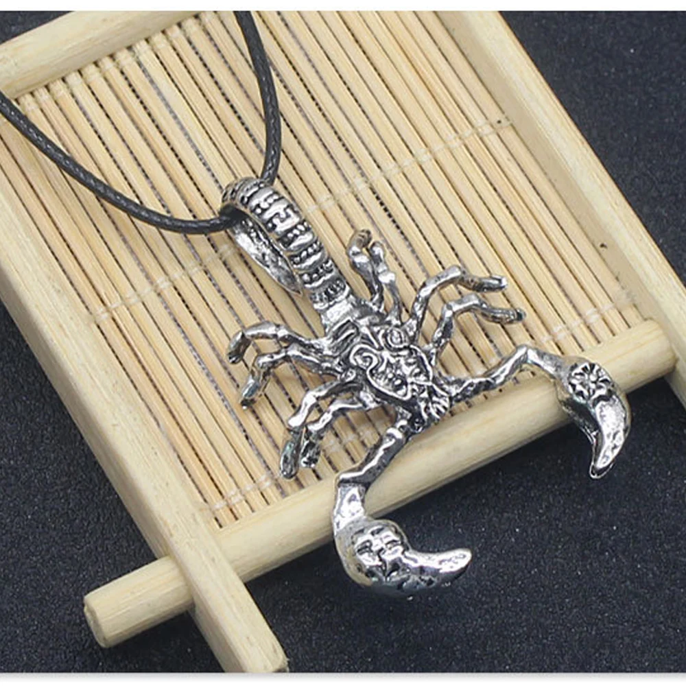 

Halloween Horror Bloody Skeleton Goth Punk Jewelry Retro Rib Skeleton Anatomy Pendant Charm Necklace Men and Women 2020