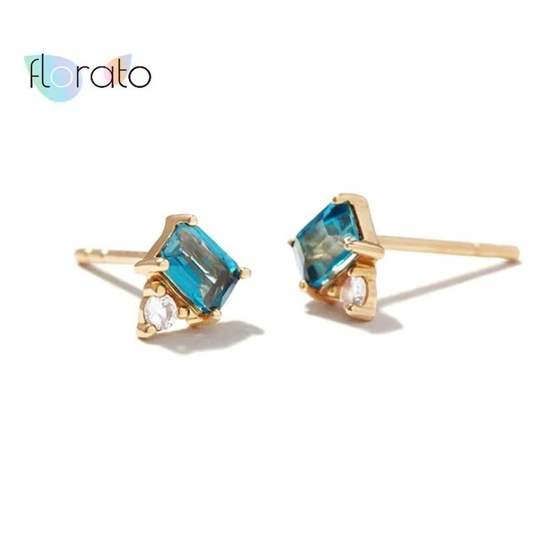 

Серьги-гвоздики женские из серебра 925 пробы с белым/синим кристаллом