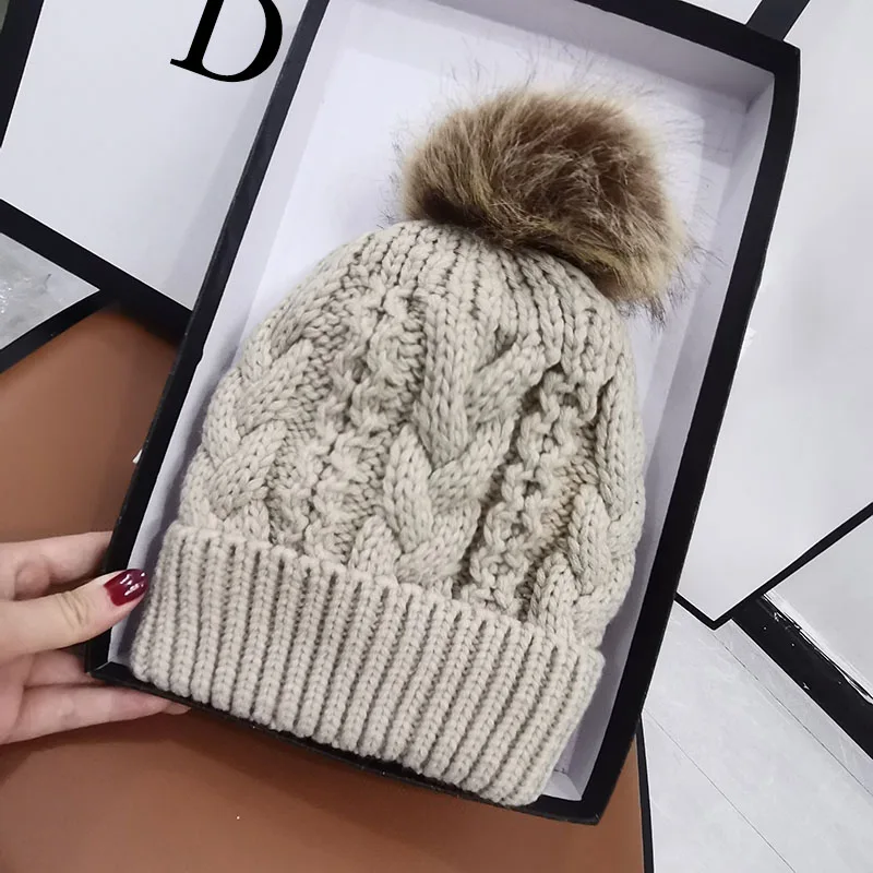 

HT536 женская теплая зимняя вязаная шапка, однотонные шерстяные шапки для мамы, Новые повседневные меховые шапочки с помпоном, лыжные шапочки ...