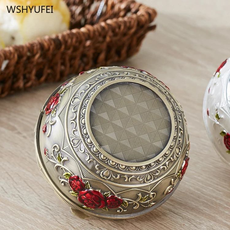 

1Pcs Retro palace style creative zinc alloy spherical cover bedroom cute metal ashtray fashion personality home windproof smoke