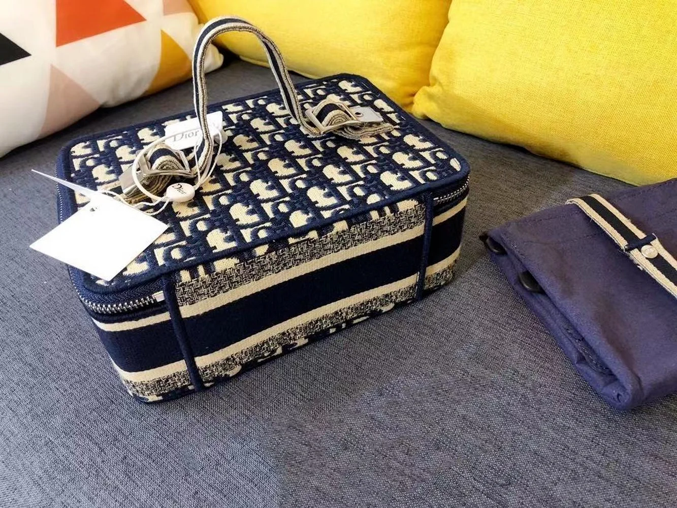 

2021 new luxury fashion cosmetic bag hot sale embroidered personality large-capacity hand cosmetic bag luxury brand handbags