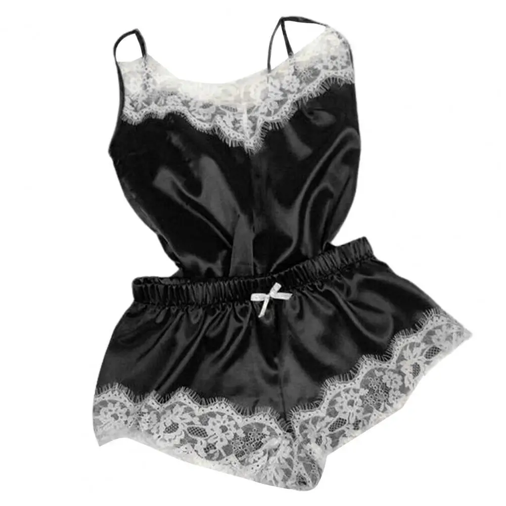 

Женская атласная ночная сорочка на тонких бретельках с кружевной строчкой и V-образным вырезом