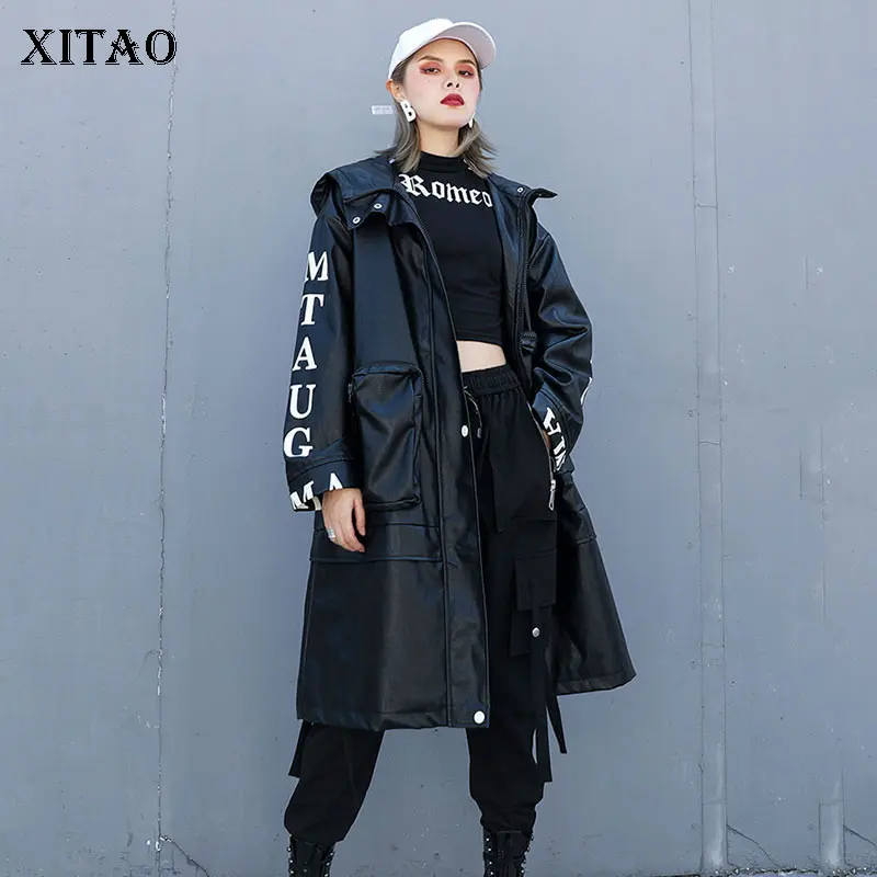 Женское пальто с карманами XITAO черное из искусственной кожи буквенным принтом