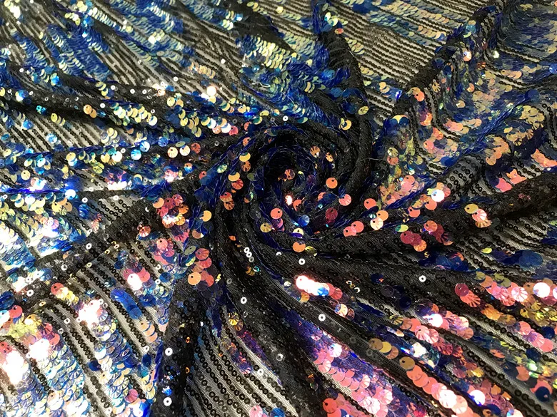 Width 130cm Sparkly Shell Sequins Fabric for Dresses Fahion Clothing DIY Shoes Bags Decors on переводится на русский язык следующим образом: Ширина 130 см Блестящая ткань с ракушечными пайетками для платьев, модной одежды, самоделок обуви, сумок и декора.