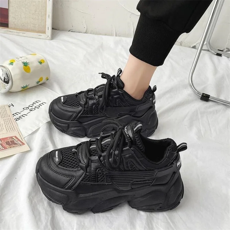 Женские классические кроссовки на массивной платформе Белые Повседневные в