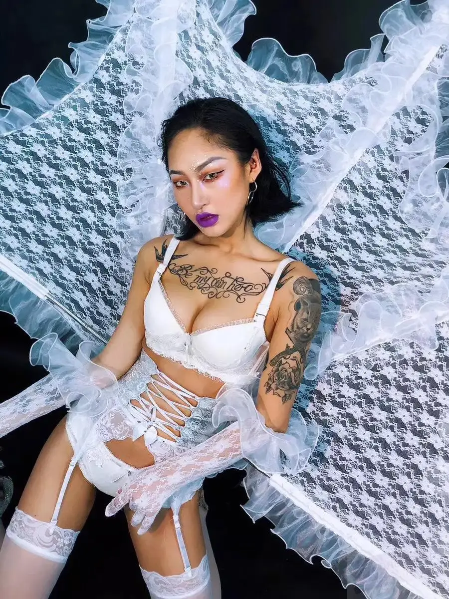 Певица танцевальная Gogogo шоу представление белое кружево сексуальная Медуза