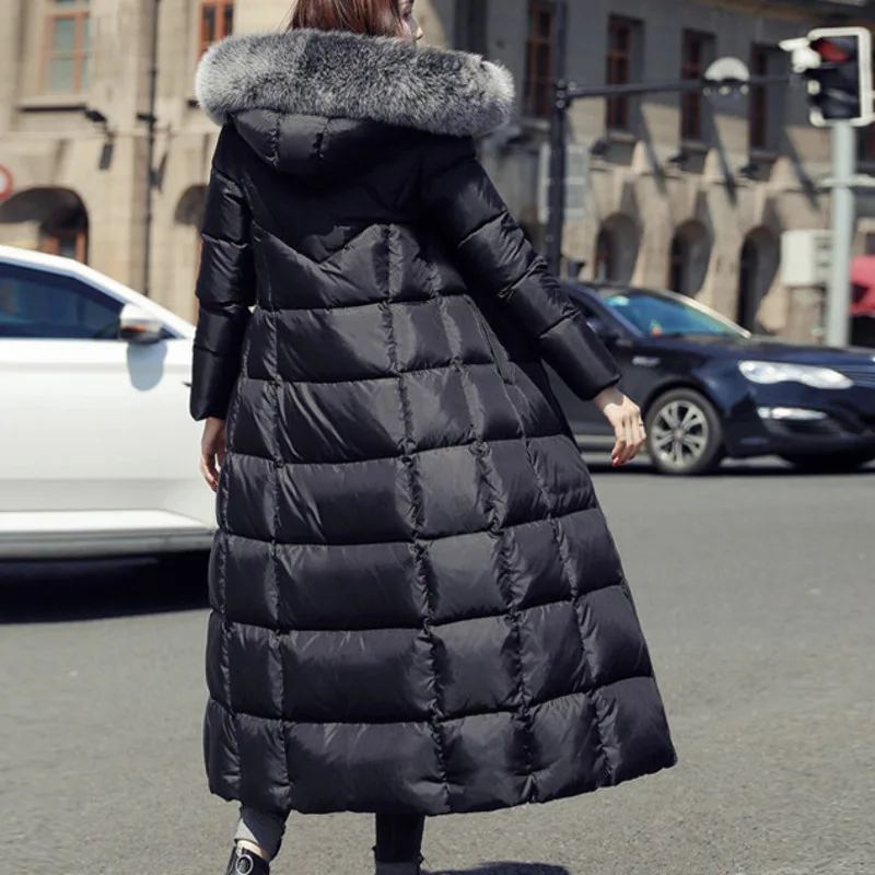 Толстая теплая куртка-пуховик на белом утином пуху зимняя парка с мехом енота