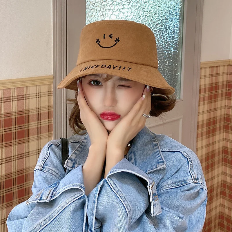 Осенне-зимняя женская шапка со смайликом с вышивкой в рыбацком стиле