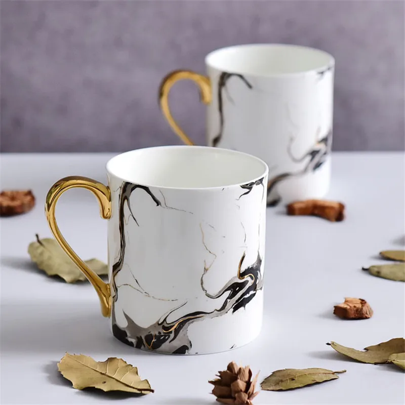 Кружка из костяного фарфора с золотистой ручкой Мраморная наклейка кофейная