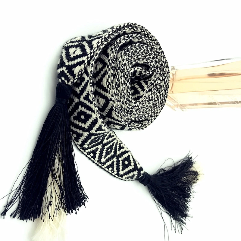 Женский пояс в клетку черный и белый с тонкими кисточками украшенный веревкой