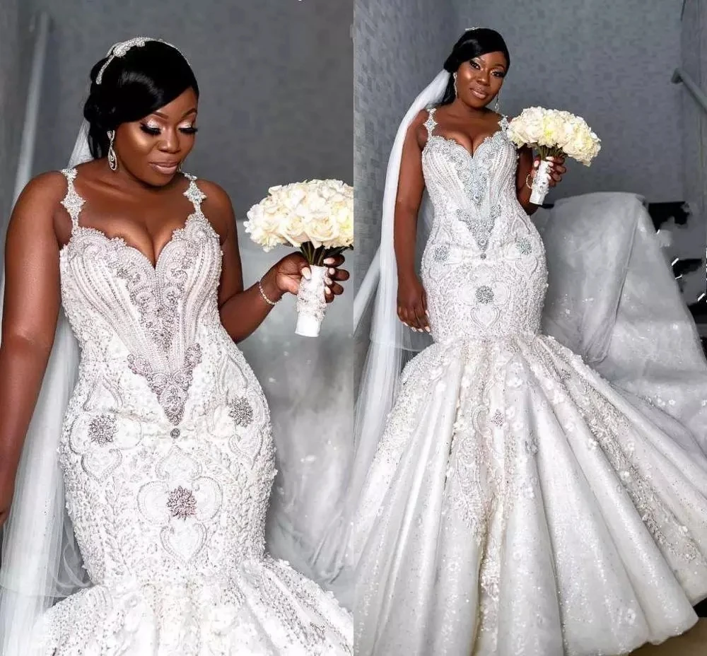 

Luxury Spaghetti Crystal Beaded Mermaid Wedding Dresses African Plus Size Open Back Lace Appliqued Bridal Gown