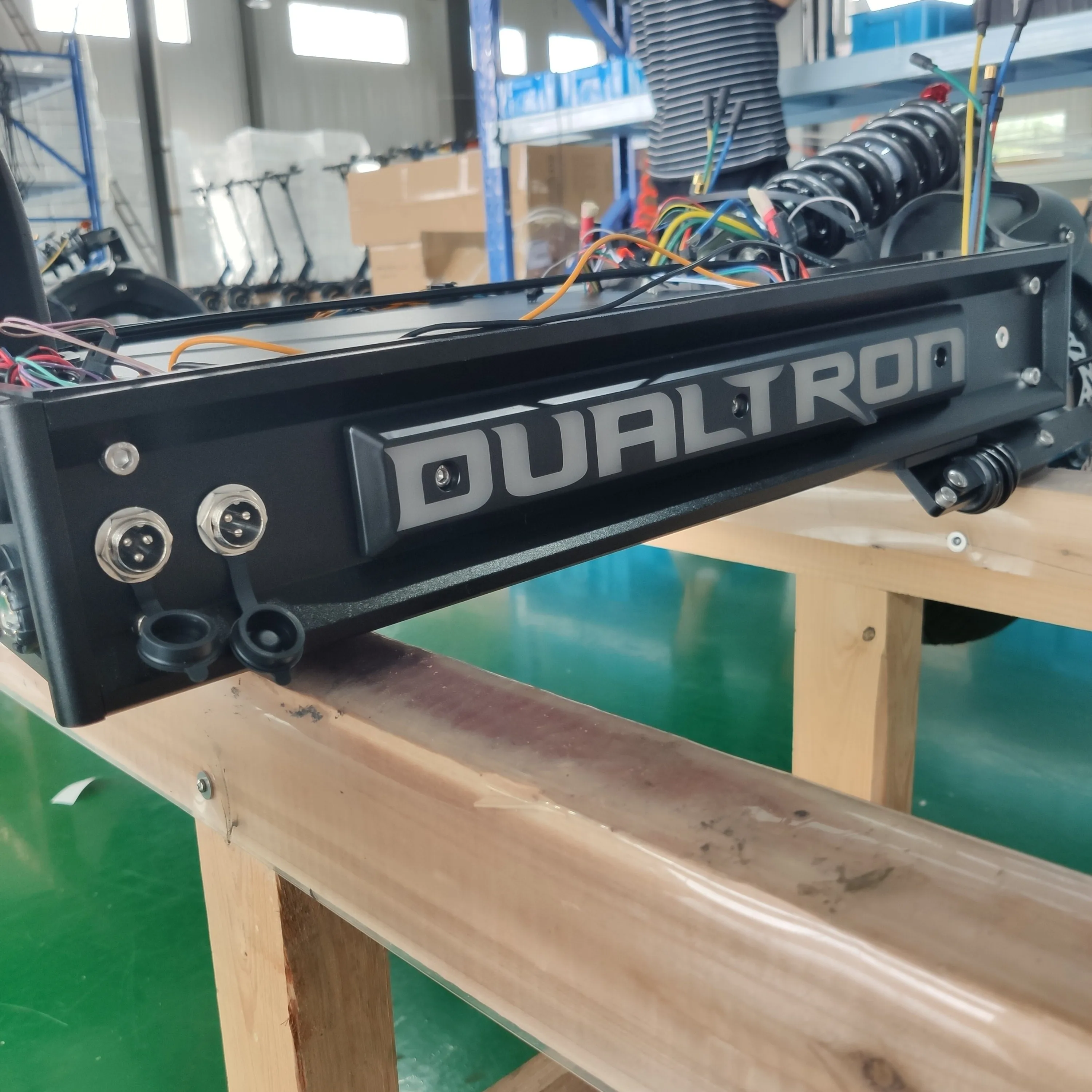 Боковая крышка электрического скутера DUALTRON X DTX и босветильник ОД|Детали