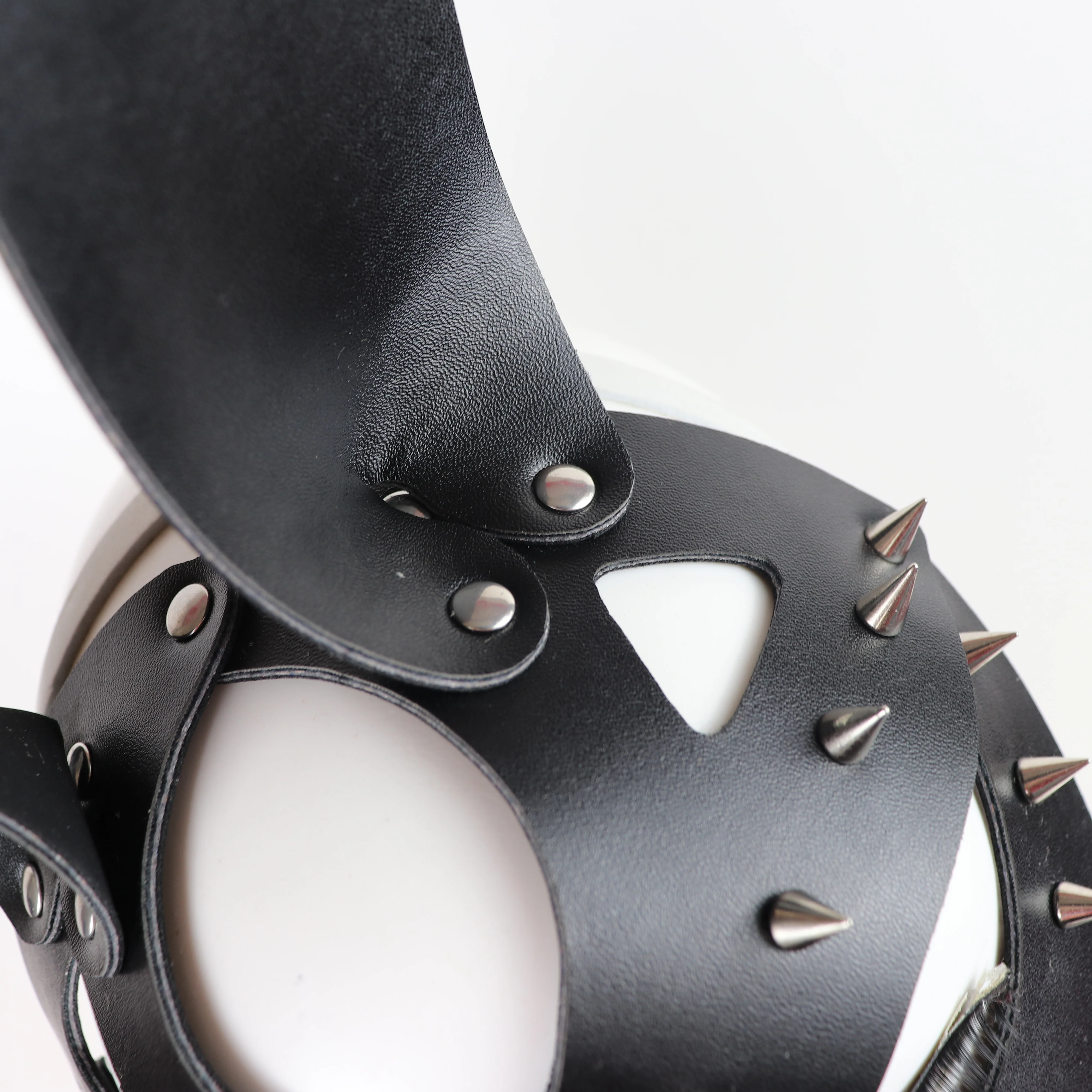 UYEE серии пикантной кожаной обуви с кошка маска острым носком украшенные