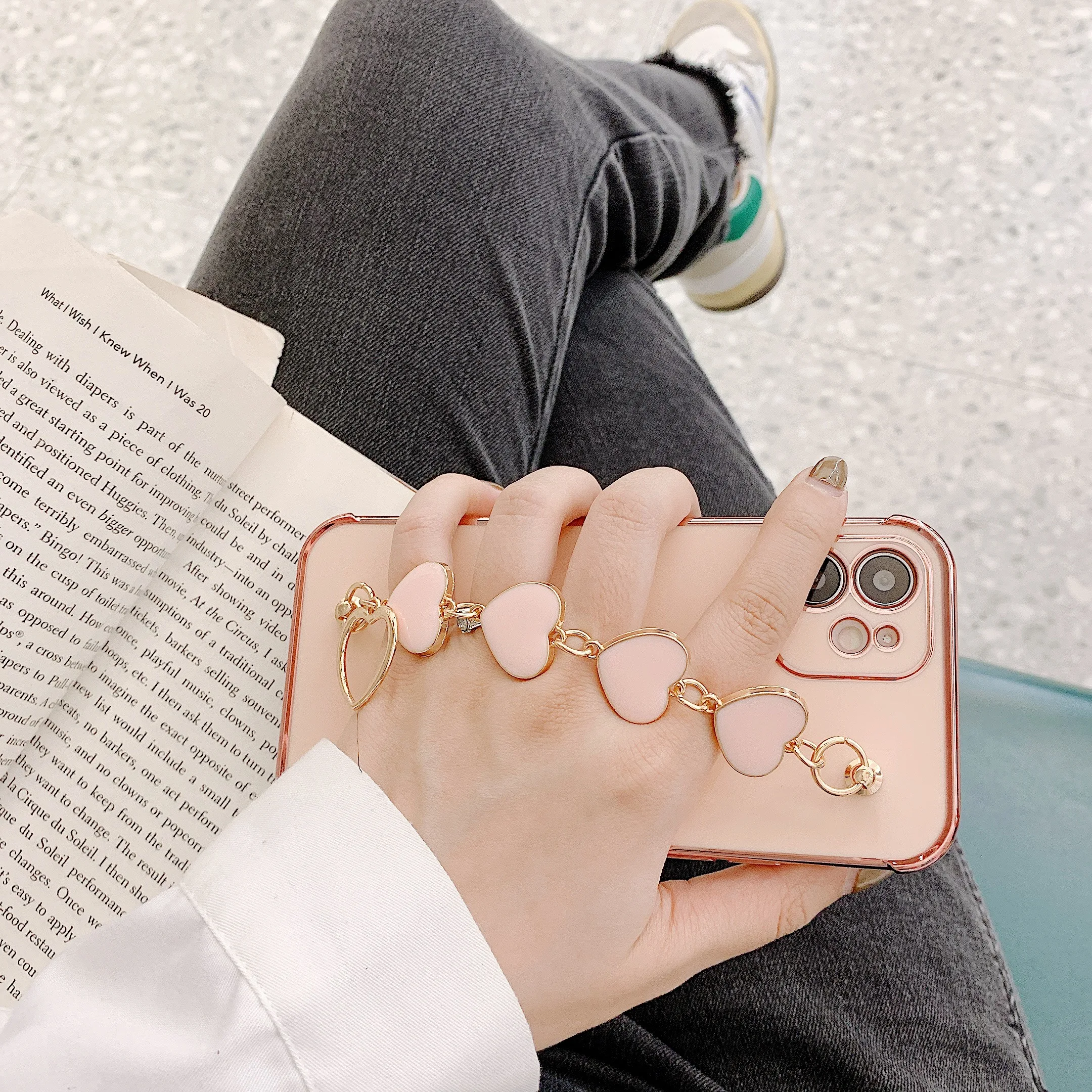 Модный чехол для телефона с сердцем цепочкой и обшивкой по краям iPhone 12 Mini 11 Pro XS Max