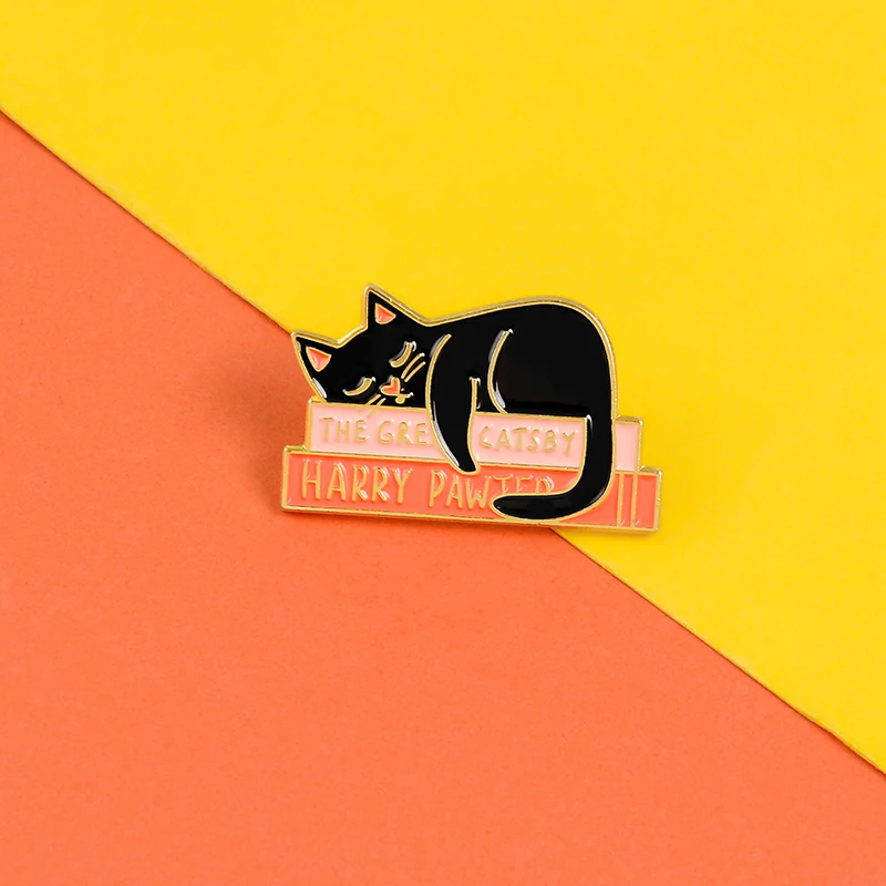 Эмалированная булавка для ленивого кота, черная кошка, Спящая на книгах, милые неторопливые ювелирные изделия в виде животных, значки, Броши Булавки на лацкан для любимого котенка