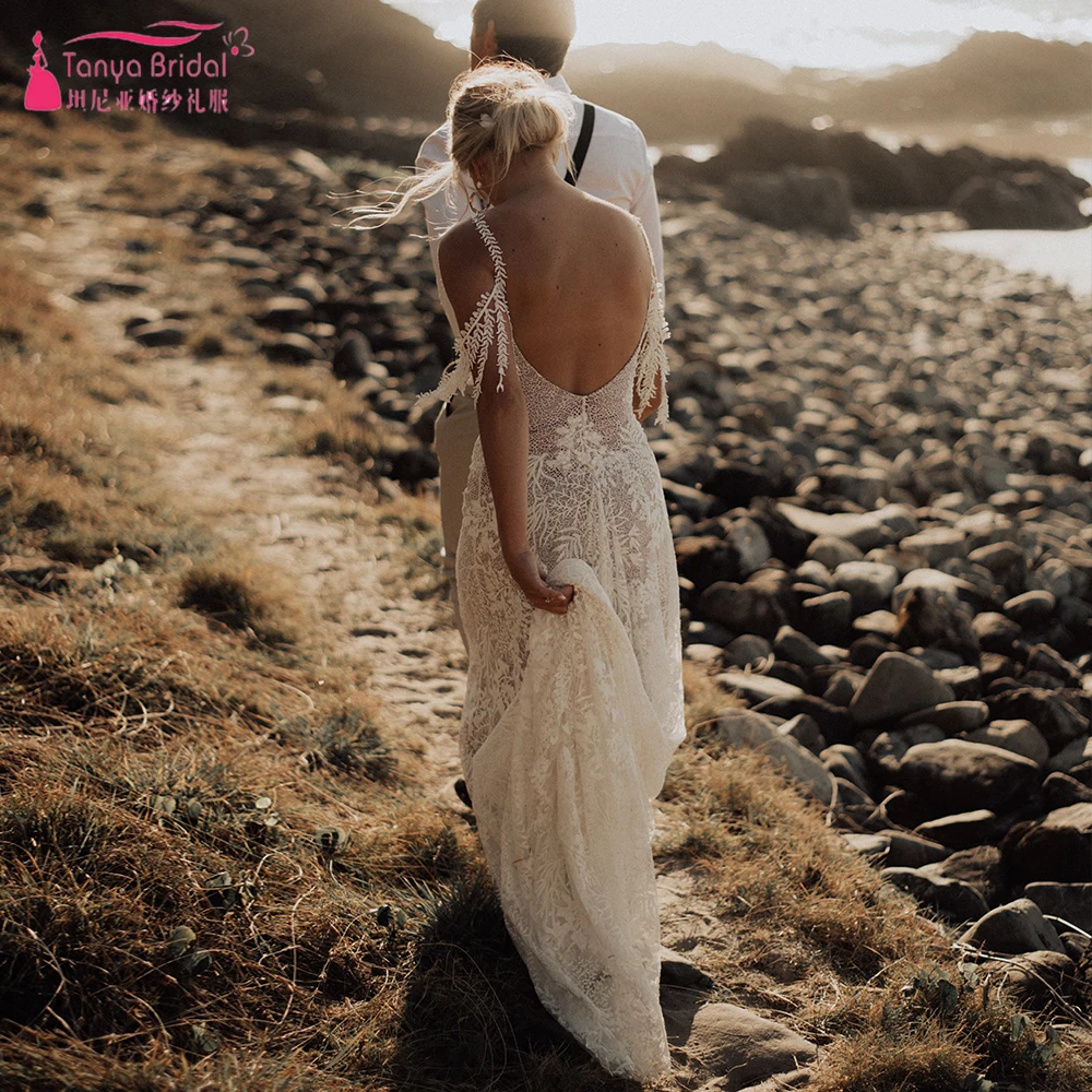 Свадебное платье с уникальной отделкой листьями садовое минималистичное