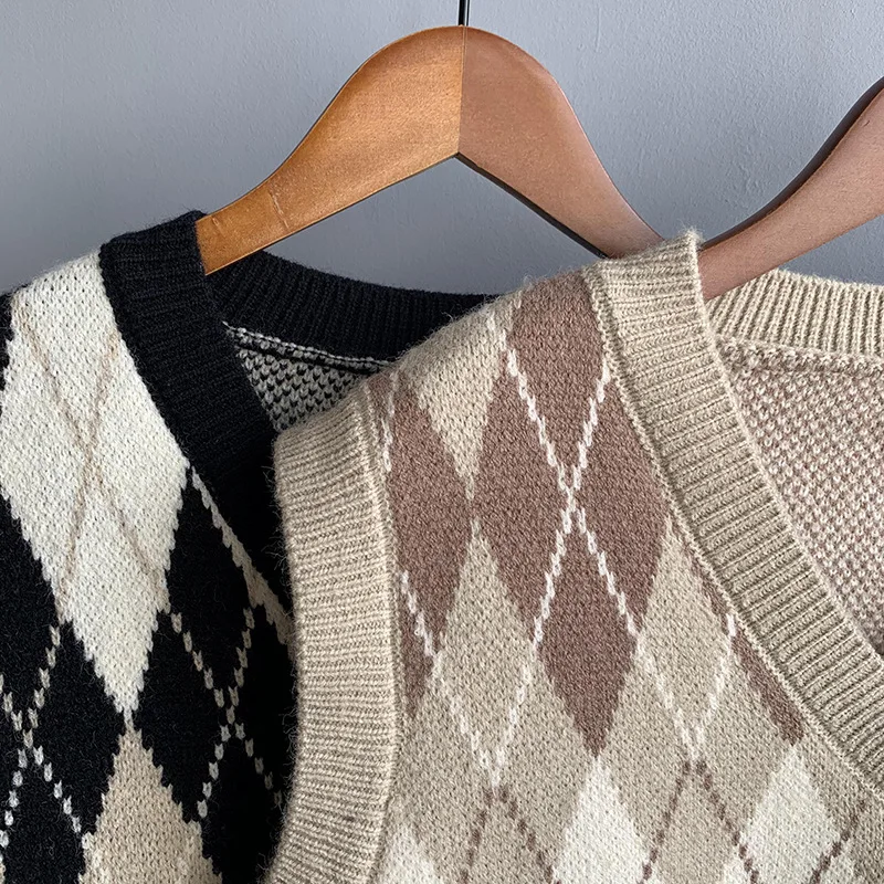 

2021 Women V-Neck Vest Sweater Sleeveless Knitted Vintage Argyle Print All Match Loose Style Cute Sweater Casual Women Pullovers