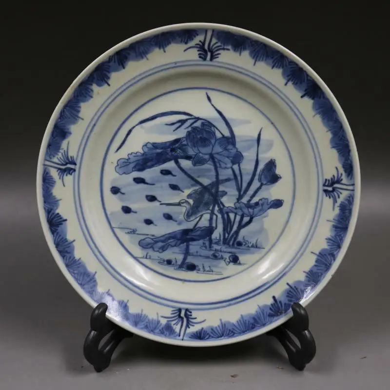 

Китайская старинная сине-белая фарфоровая тарелка с рисунком лотоса в пруду