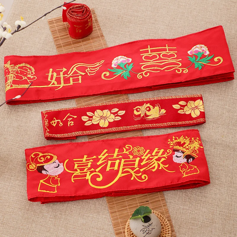 

Красный пояс с вышивкой из китайской ткани