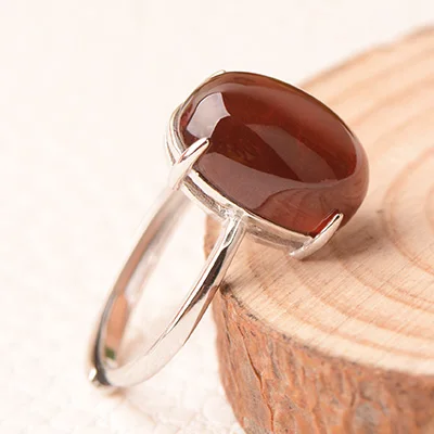 Женское кольцо с натуральным гранатом из серебра 925 пробы регулируемым
