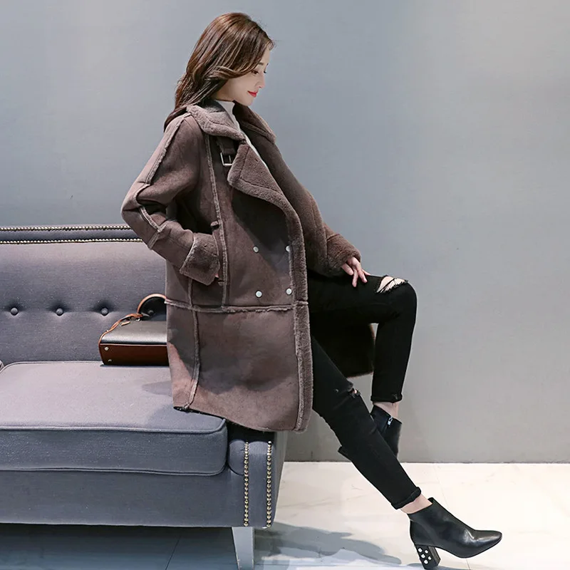 Зимнее женское пальто с карманами и отложным воротником из овчины меха ягненка