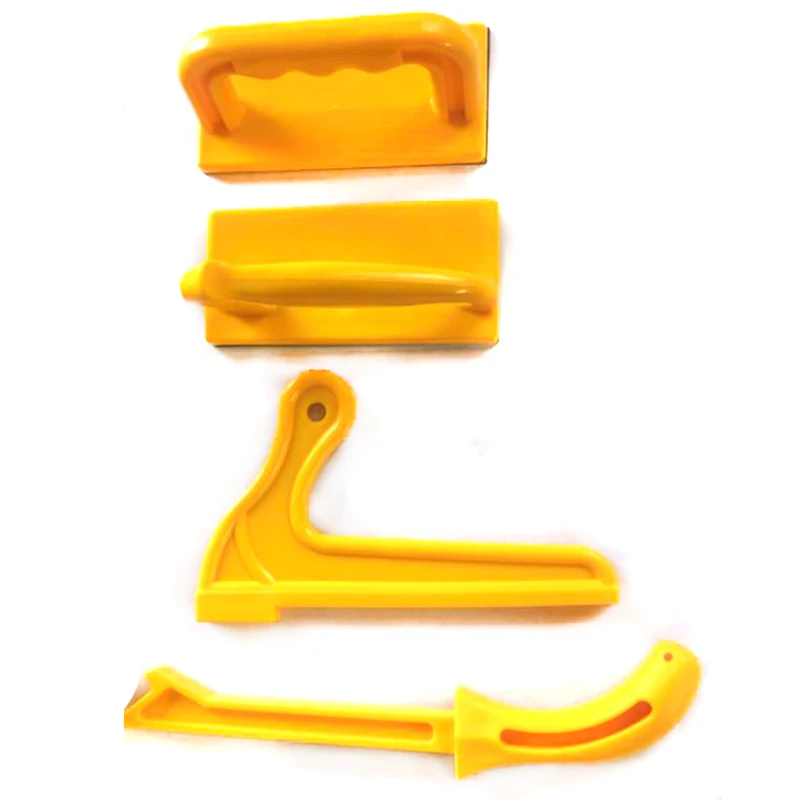 Настольный пильный станок с нажимным блоком и нажимной палкой для использования