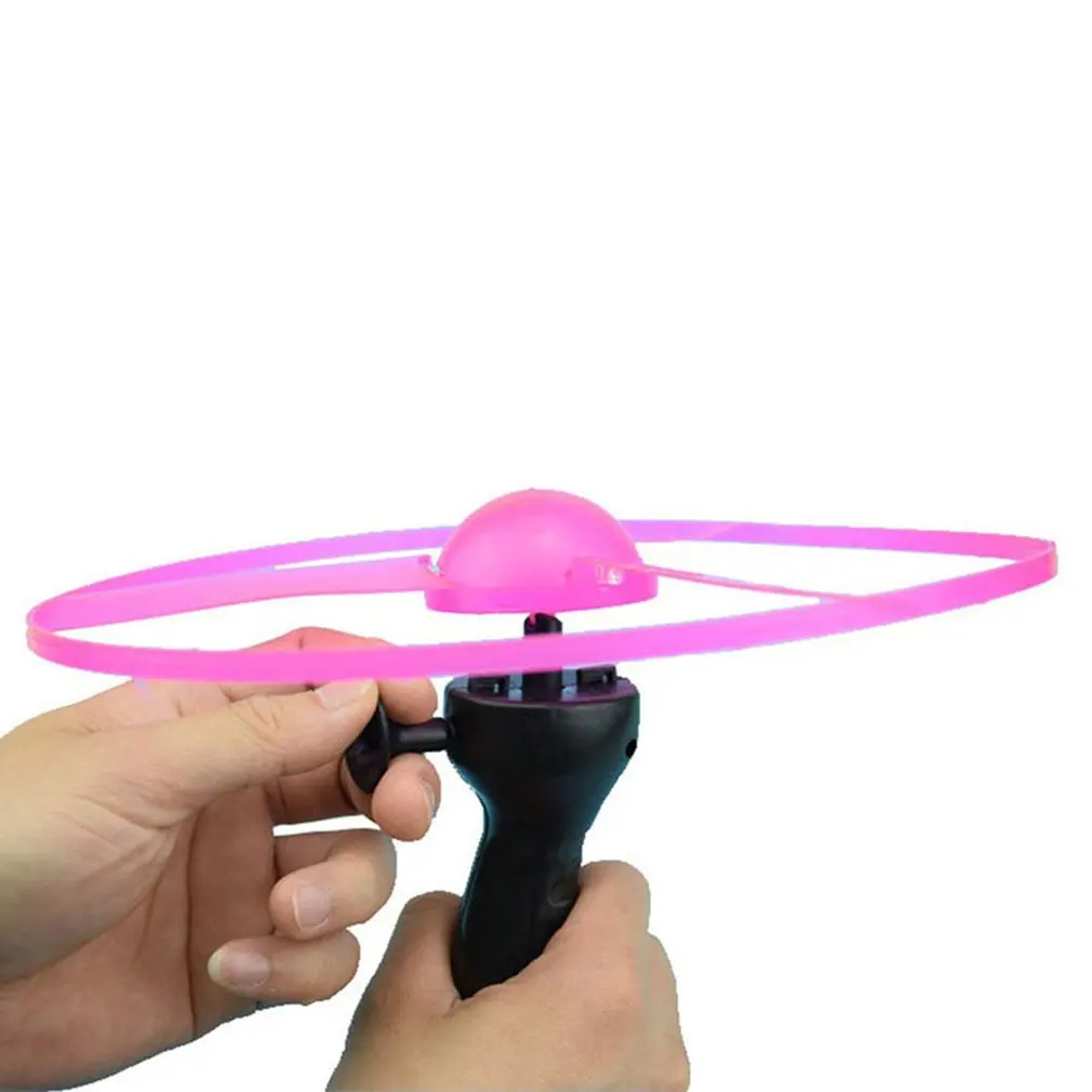 

Забавный спиннинг листовка светящийся Летающий НЛО Светодиодная лампа ручка мигающие летающие игрушки для детей уличные игры цвет случайн...