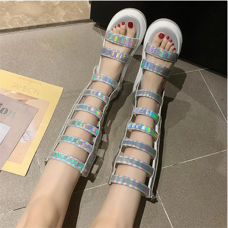 Новинка лета 2019 яркие ажурные сапоги с лазерной лицевой поверхностью высокие