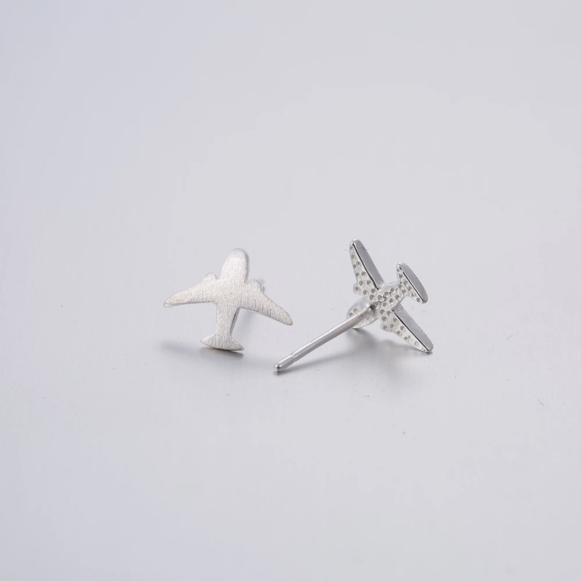 Классические серьги Oly2u забавные матовые гвоздики в виде самолета для женщин и