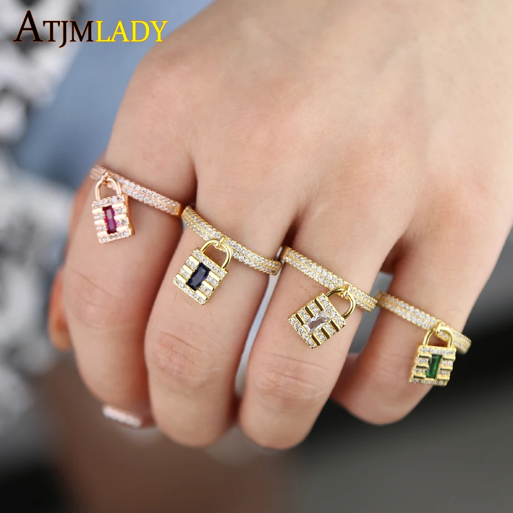 Золотое обручальное кольцо с микрозакрепкой блестящее яркое зеленое красное