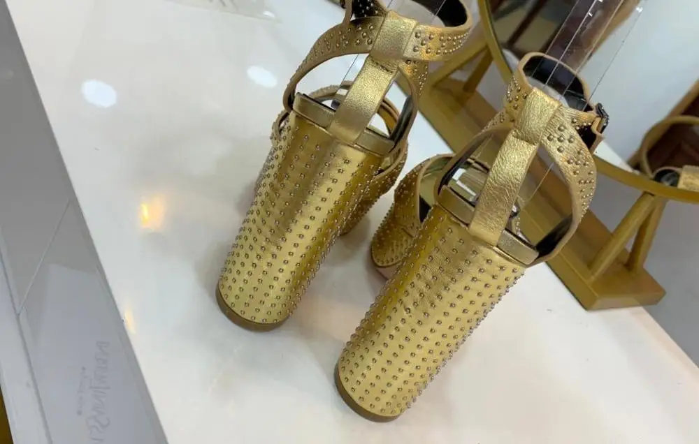 Женские босоножки из натуральной коровьей кожи украшенные стразами на не