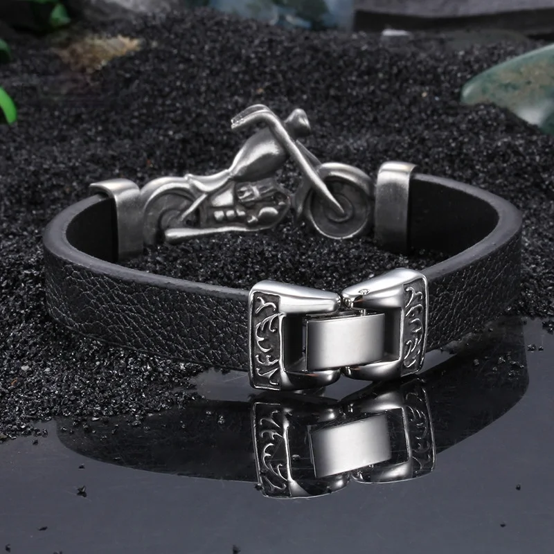 Уникальный мужской браслет из нержавеющей стали с мотоциклетным оберегом и кожаными вставками.