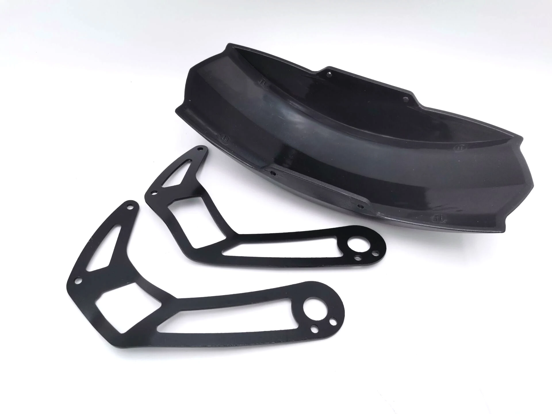 1 комплект удлиненных брызговиков (пластиковые и металлические монтажные детали)