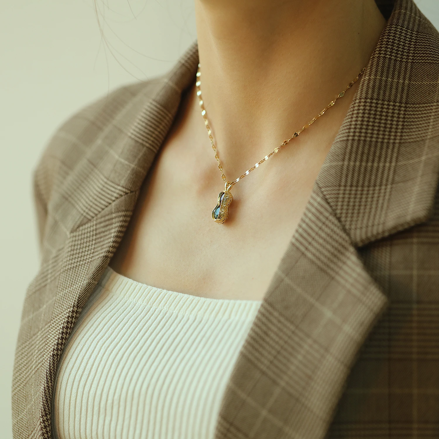

Cyue Women's Luxury Fashion Zircon Gold Titanium Steel Necklace Personality Peanut Clavicle Chain New Fashion Jewelry