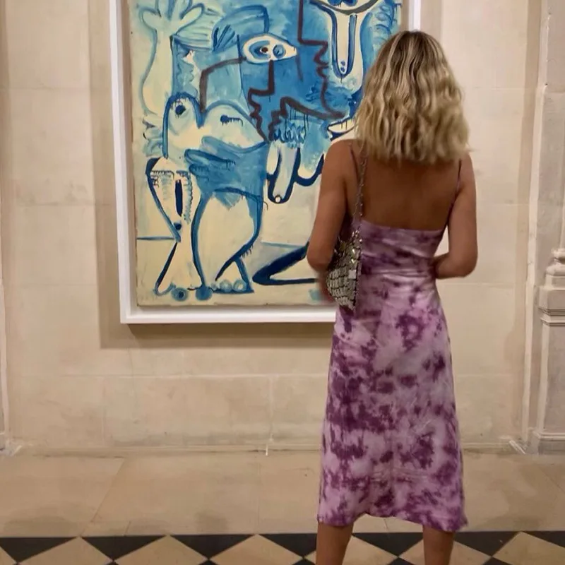 Женское пляжное платье без рукавов фиолетовое камуфляжное облегающее на