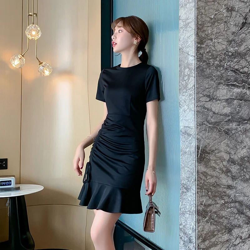 Женское элегантное облегающее платье карандаш с круглым вырезом и оборками