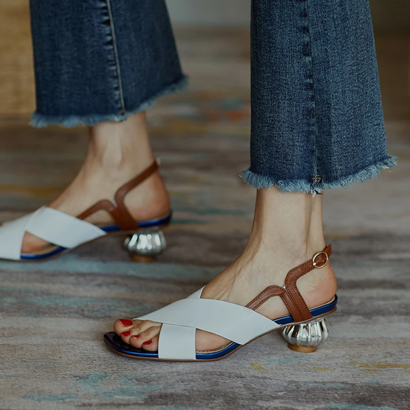 Женские босоножки с перекрестными ремешками Босоножки на каблуке сказочные