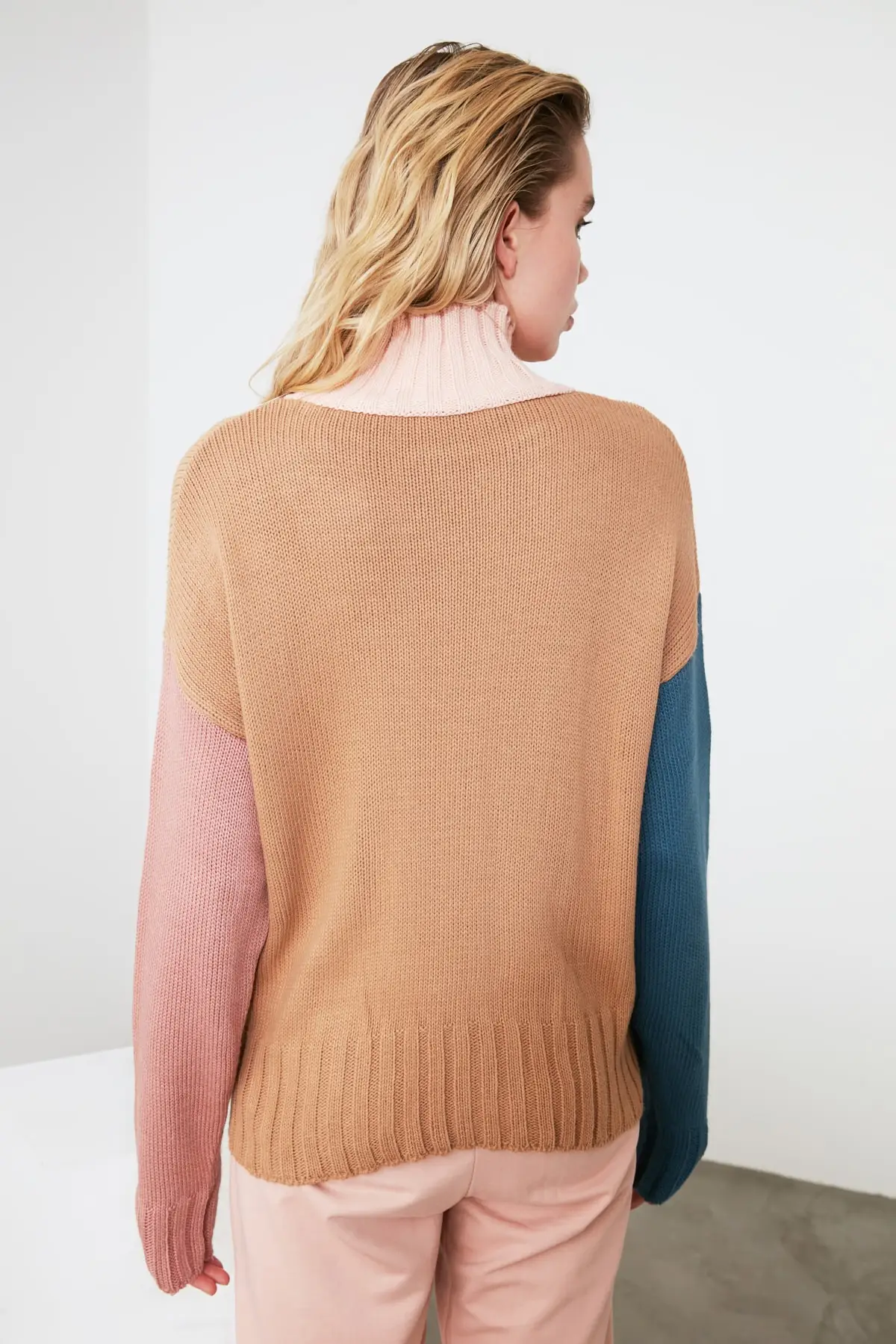 

Trendyol Sheer Neckline With Color Block Knitwear Sweater TWOAW21KZ1474