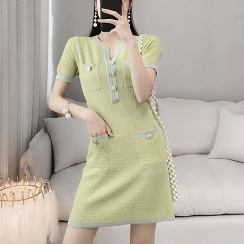 Возможно у белое зеленое хаки твидовое прямое платье v-образный вырез короткий