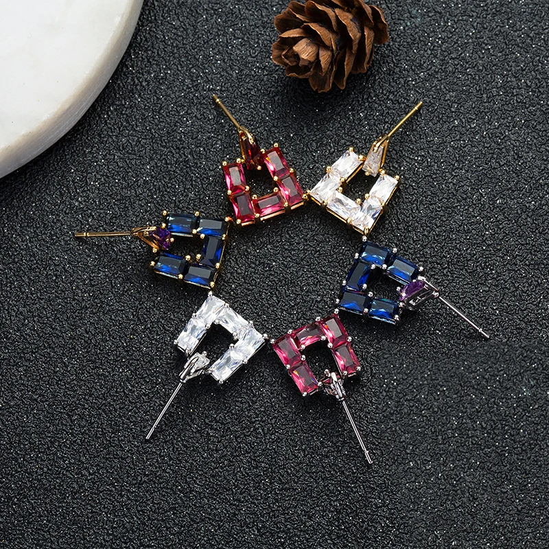 Женские серьги-гвоздики с фианитами золотистого цвета