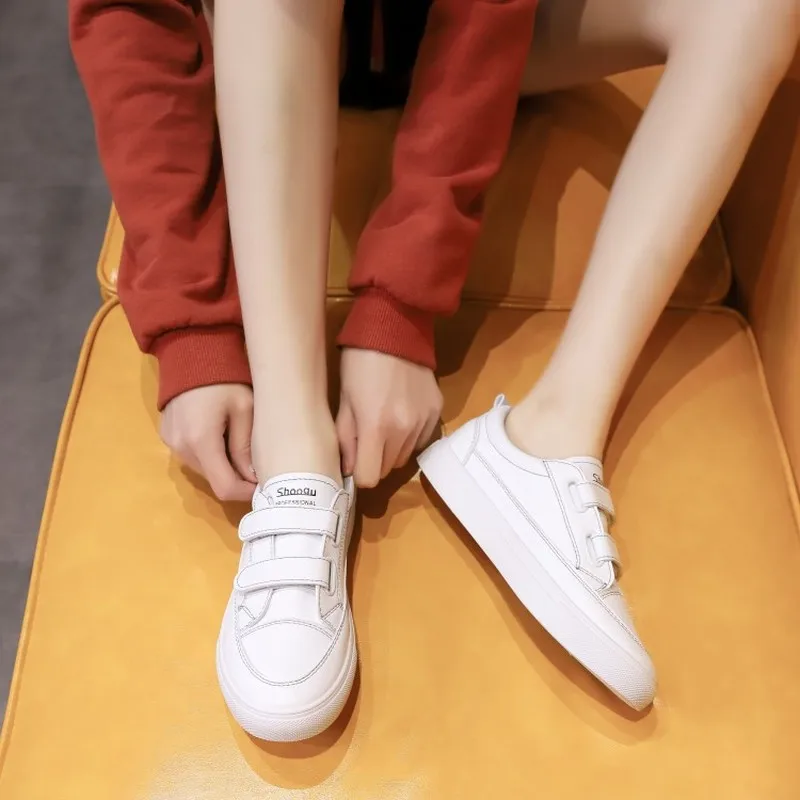Женские кроссовки из ПУ кожи удобная повседневная обувь на плоской подошве белые