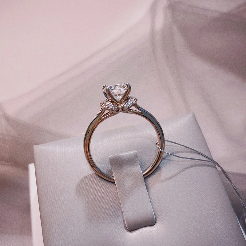 

Кольцо из серебра 925 пробы с муассанитом