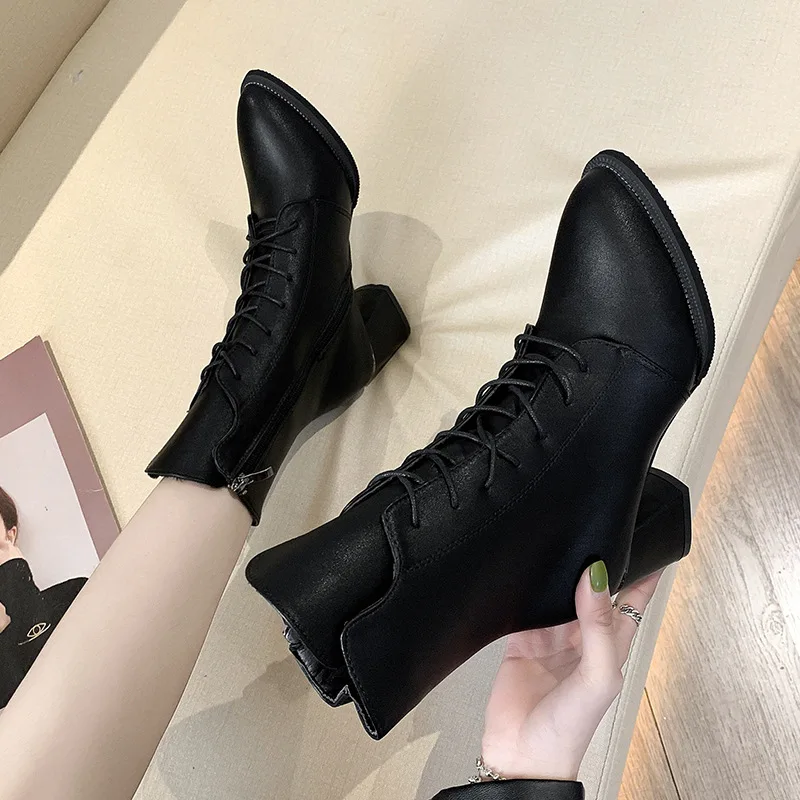 

2020 г. Осенне-зимние новые ботинки на шнуровке на Высоком толстом каблуке женские полусапожки бархатные полусапожки с острым носком