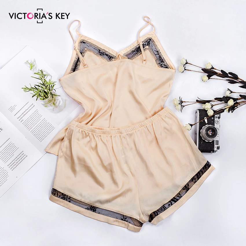 Женский пижамный комплект с атласным топом на бретельках и шортами цвета хаки