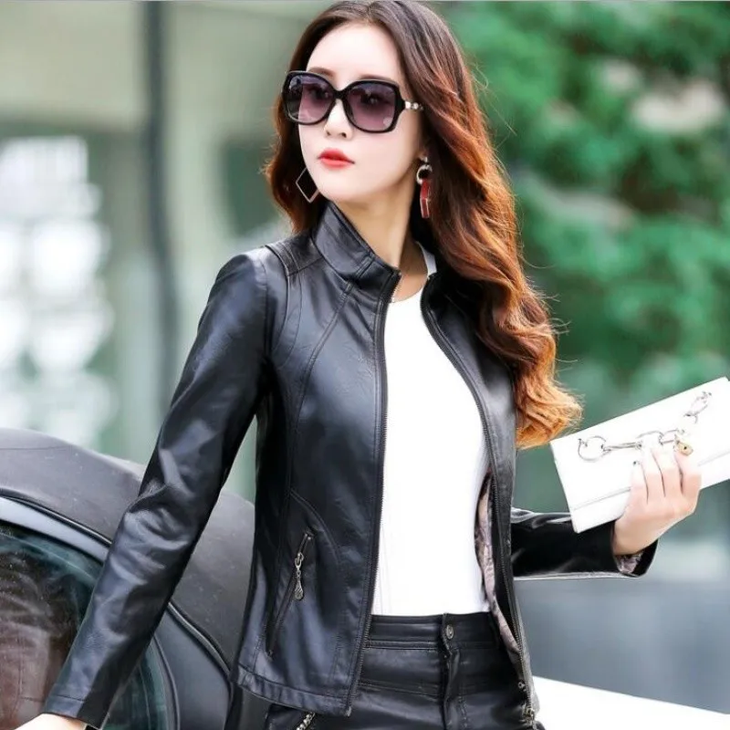 Женская кожаная куртка с воротником-стойкой демисезонная облегающая большого