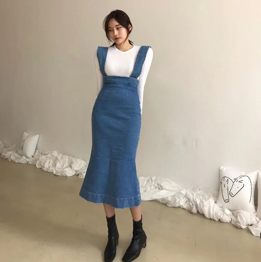 Женская джинсовая юбка на бретельках тянущаяся длинная до середины икры с